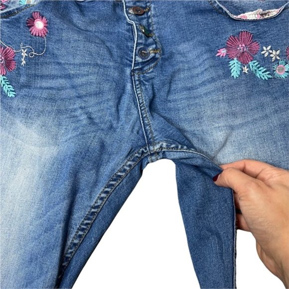 DESIGUAL Women's High Rise Washed Blue Denim Jeans Embroidered Flowers Size 32 - Picture 3 of 10